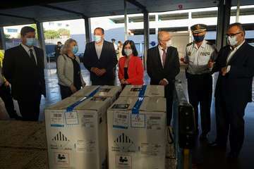 La ministra Darias presencia en Gando (Telde) la llegada de 43.000 vacunas de Pfizer-BioNTech/Acfi Press.